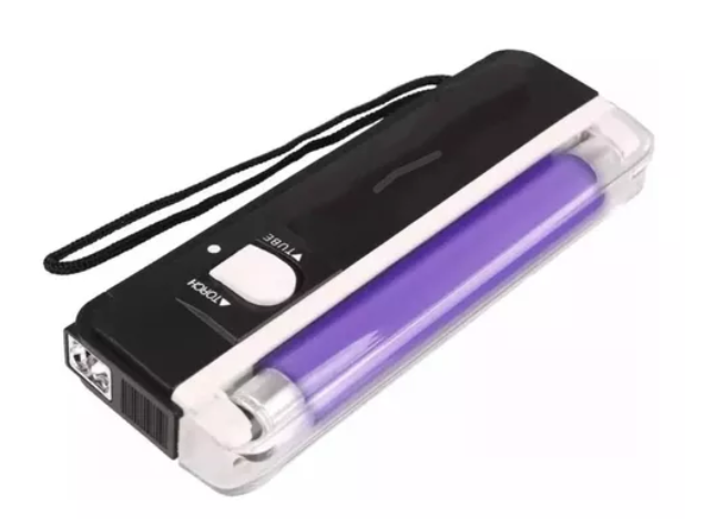 Este probador portátil incorpora luz ultravioleta (UV) para facilitar la revisión de determinados elementos de seguridad presentes en los billetes. Su tamaño compacto permite tenerlo siempre a mano en el mostrador, caja, vehículo o lugar de trabajo.