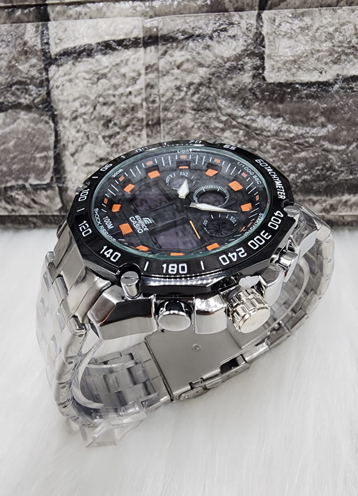 Elegancia y funcionalidad en un solo reloj. Diseño sofisticado, doble hora y lámina repujada, ideal para el hombre que busca destacar con estilo y perfecto para elevar outfits casuales y ejecutivos