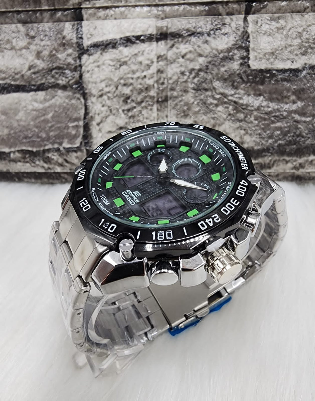 Elegancia y funcionalidad en un solo reloj. Diseño sofisticado, doble hora y lámina repujada, ideal para el hombre que busca destacar con estilo y perfecto para elevar outfits casuales y ejecutivos