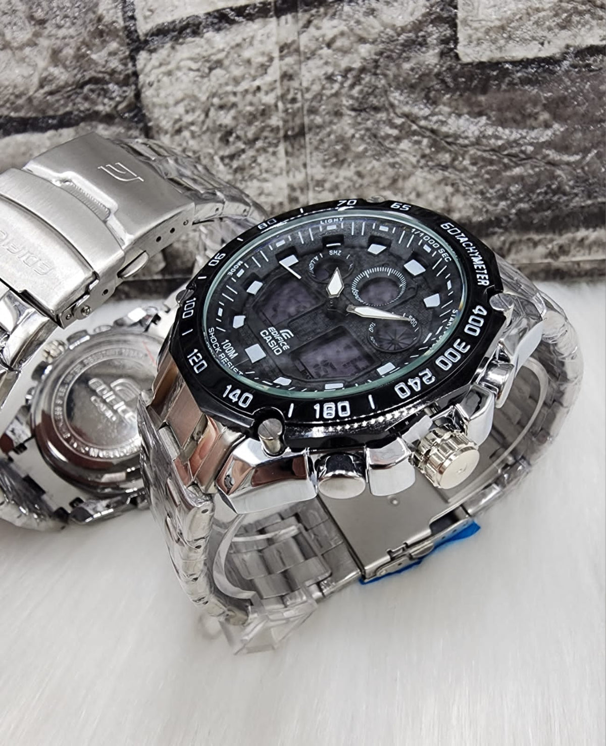 Elegancia y funcionalidad en un solo reloj. Diseño sofisticado, doble hora y lámina repujada, ideal para el hombre que busca destacar con estilo y perfecto para elevar outfits casuales y ejecutivos