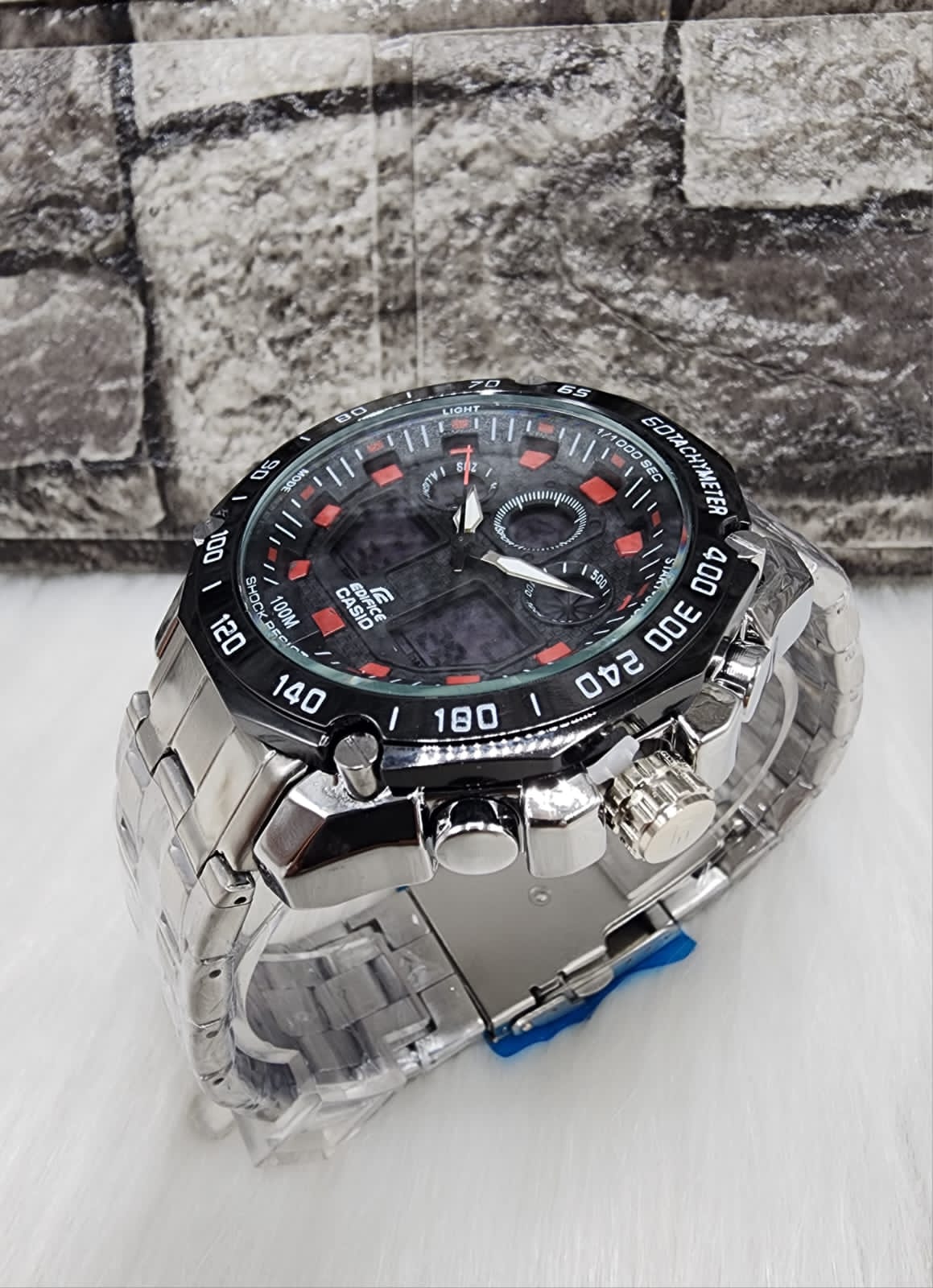 Elegancia y funcionalidad en un solo reloj. Diseño sofisticado, doble hora y lámina repujada, ideal para el hombre que busca destacar con estilo y perfecto para elevar outfits casuales y ejecutivos
