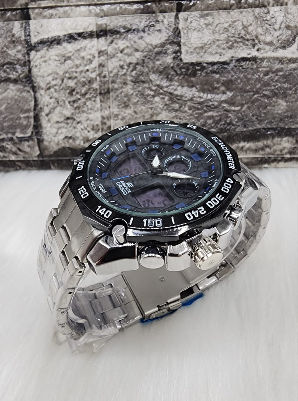 Elegancia y funcionalidad en un solo reloj. Diseño sofisticado, doble hora y lámina repujada, ideal para el hombre que busca destacar con estilo y perfecto para elevar outfits casuales y ejecutivos