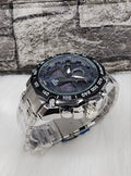 Elegancia y funcionalidad en un solo reloj. Diseño sofisticado, doble hora y lámina repujada, ideal para el hombre que busca destacar con estilo y perfecto para elevar outfits casuales y ejecutivos