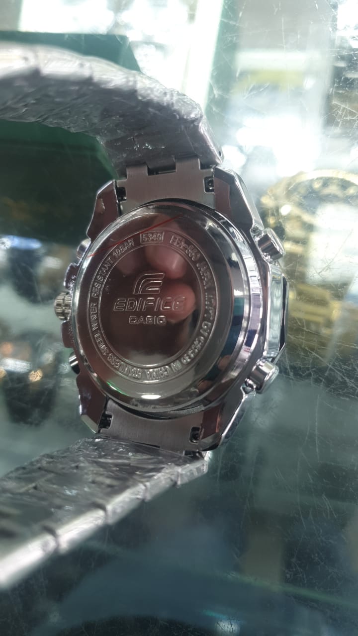 Elegancia y funcionalidad en un solo reloj. Diseño sofisticado, doble hora y lámina repujada, ideal para el hombre que busca destacar con estilo y perfecto para elevar outfits casuales y ejecutivos