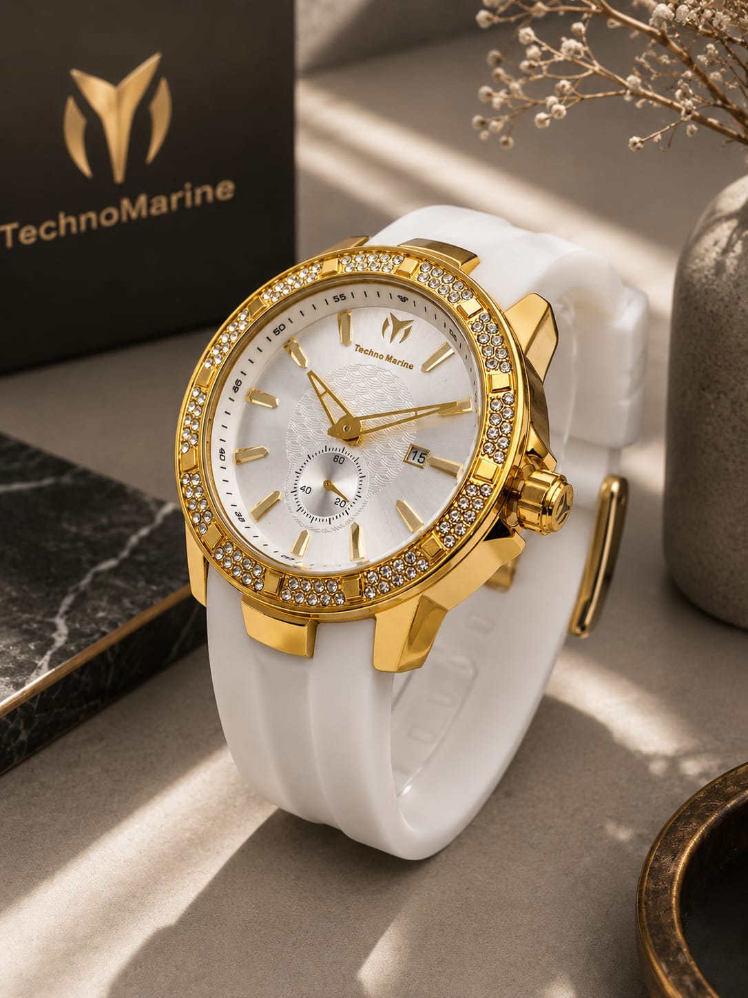 🔥 CARACTERÍSTICAS DESTACADAS

✅ Caja de 45 mm
✅ Caja en acero inoxidable con acabado dorado ✨
✅ Cristal Flame Fusion, de alta resistencia a golpes y rayaduras
✅ Correa de silicona de alta densidad en negro y blanco
✅ Bisel decorado con cristales brillantes engastados 💎
✅ Esfera negra con patrón central texturizado
✅ Manecillas e índices dorados de alta visibilidad
✅ Subesfera inferior para el segundero
✅ Ventana de fecha ubicada a las 3 en punto 📅
✅ Hebilla tradicional de acero inoxidable con acabado dor